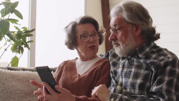Coniugi Più Anziani Contestano Utilizzando Uno Smartphone Moderno Amore Tecnologia — Video Stock