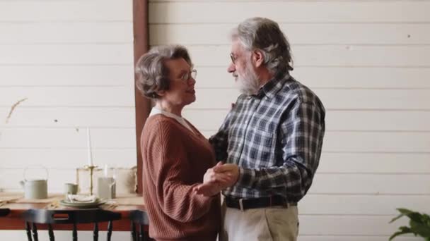 Rör Romantiska Äldre Familj Par Fru Och Make Dansar Till — Stockvideo
