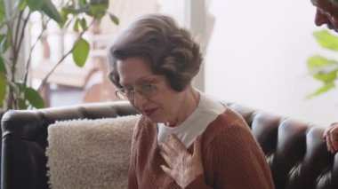 Evde kalp krizi geçiren bir kadın. Kalp krizi belirtileri, içeride acı çeken yaşlı kalp krizi. Yüksek kalite 4k görüntü