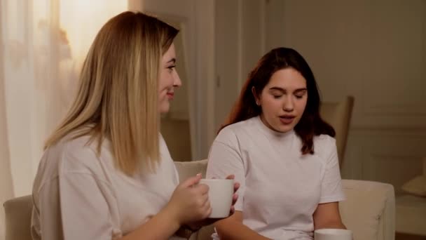 Dziewczyny Okazują Oznaki Uczucia Przeżywają Piękne Chwile Przeszłości Szczęśliwe Przyjaciele — Wideo stockowe