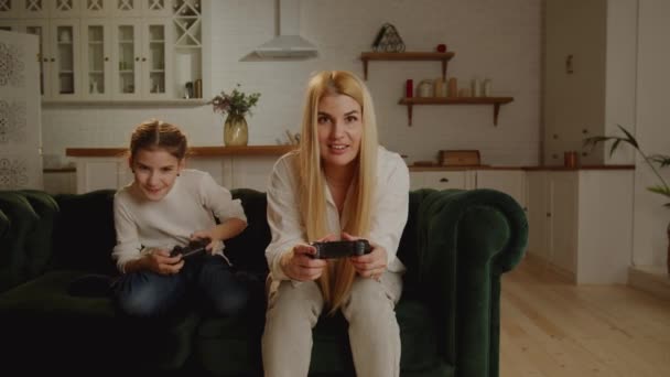 Moderní Matka Její Dcera Hrají Videohry Sedící Pohodlné Pohovce Koncept — Stock video