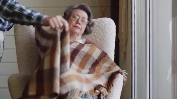Anciana Mujer Mayor Leyendo Poesía Favorita Novela Bestseller Libro Papel — Vídeos de Stock