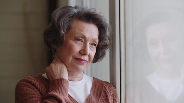 Una Anciana Pensativa Elegante Encuentra Junto Una Gran Ventana Recuerdos — Vídeos de Stock