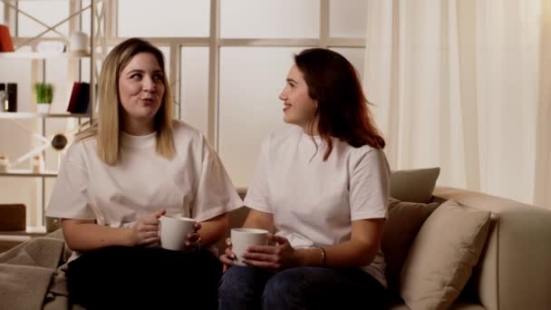 Νεαρά Κορίτσια Μιλάνε Για Αστεία Πράγματα Κουτσομπολιά Γελάνε Στον Καναπέ — Αρχείο Βίντεο