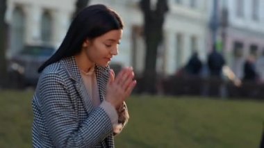 Sokakta hapşıran, koronavirüslü genç bir kız. Coronavirüs salgını. Yüksek kalite 4k görüntü