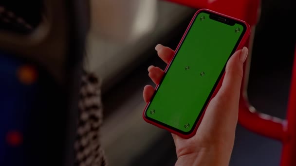 Les Mains Des Femmes Tiennent Smartphone Avec Écran Vert Dans — Video