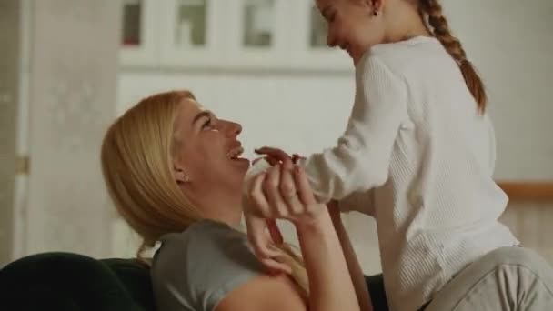 Joven Mamá Positiva Divirtiéndose Con Hija Familia Sofá Divertirán Juntos — Vídeos de Stock