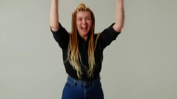 Ein Sehr Emotionales Mädchen Springt Und Schreit Vor Freude Und — Stockvideo