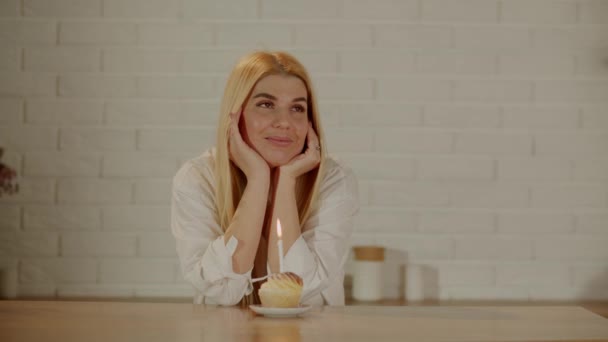 Innoissaan Nainen Tekee Toiveen Syntymäpäivä Kakku Hymyilee Iloitsee Tänä Päivänä — kuvapankkivideo