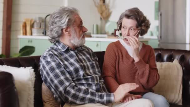 Romantico Uomo Anziano Con Sua Moglie Casa Gli Sposi Spensierati — Video Stock