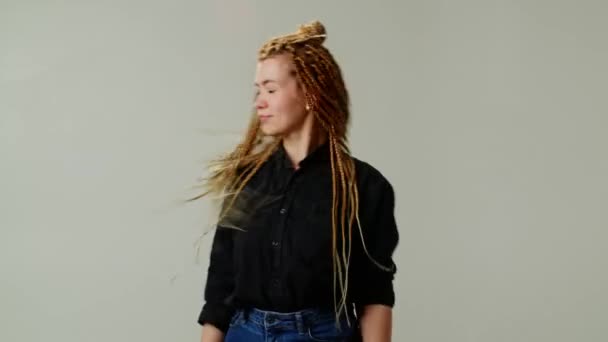 Hoş Görünümlü Modern Bir Genç Kız Saç Stiliyle Övünür Genç — Stok video