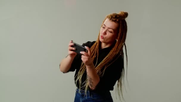 Heyecanlı Genç Bir Kadın Mobil Oyun Oynuyor Akıllı Telefon Galibiyet — Stok video
