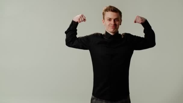 Den Unge Mannen Visar Sina Starka Muskler Begreppet Hälsa Och — Stockvideo
