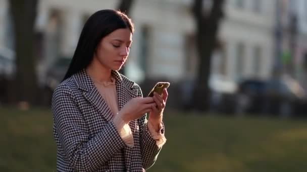 Morena Jovem Grave Ativamente Usa Smartphone Livre Uma Jovem Smartphone — Vídeo de Stock