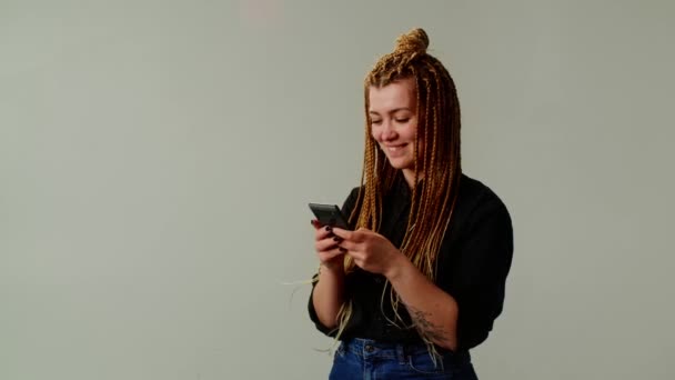 Menina Positiva Pensou Sobre Texto Mensagem Telefone Humor Brincalhão Imagens — Vídeo de Stock