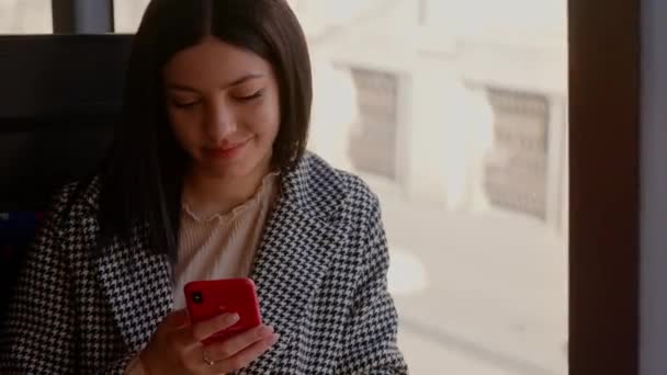 Молода Жінка Їде Автобусі Пише Смс Телефону Концепція Сучасного Спілкування — стокове відео