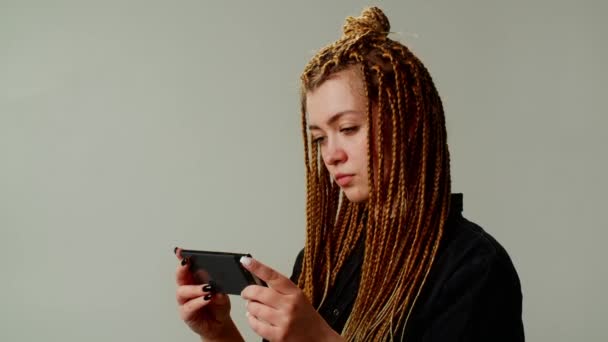 Uma Jovem Moderna Usa Smartphone Vira Telefone Para Uma Posição — Vídeo de Stock