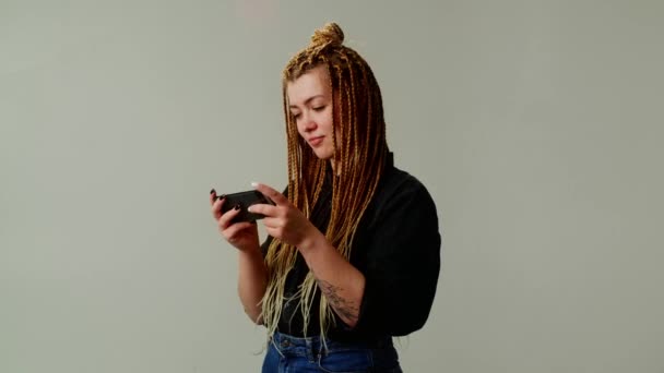 Een Modern Jong Meisje Speelt Een Mobiel Spel Haar Smartphone — Stockvideo