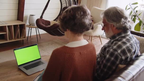 Üst Düzey Bir Çift Internet Araması Online Alışveriş Evdeki Oturma — Stok video