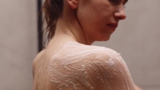 Junge Frau Wäscht Ihren Körper Unter Der Dusche Mit Seife — Stockvideo