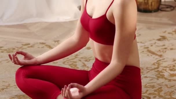 自宅でヨガを練習し 深い呼気を行う若い女性 リビングルームでスポーツ少女瞑想 高品質のフルHd映像 — ストック動画