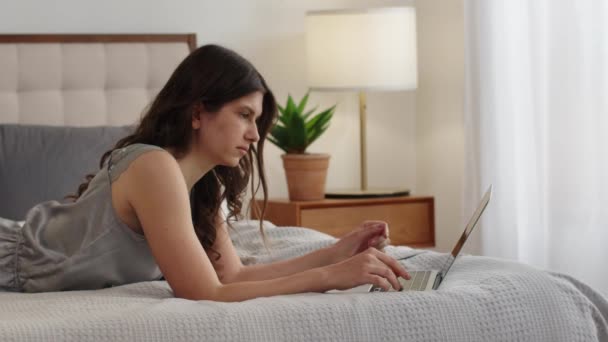 Atrakcyjna Młoda Kobieta Leży Łóżku Filiżanką Kawy Ogląda Coś Laptopie — Wideo stockowe