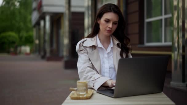 Mujer Mediana Edad Trabaja Café Ordenador Portátil Mientras Está Vacaciones — Vídeos de Stock