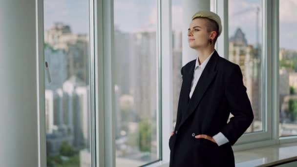 Портрет Красивой Аутентичной Лгбт Женщины Современном Офисе Короткими Белыми Волосами — стоковое видео