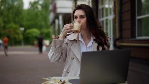 중년의 여성은 휴가를 보내는 노트북으로 카페에서 일한다 커피를 기다리는 스트레스를 — 비디오