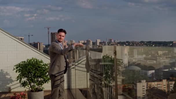 Man Sitting Roof Big Building Look City Concept Big Money — Αρχείο Βίντεο