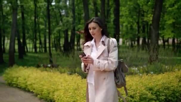 Donna Con Smartphone Mano Sbrighi Ritardo Cammina Veloce Nel Parco — Video Stock