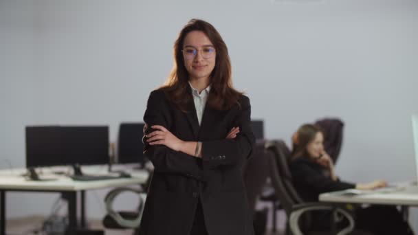 Businesswoman Glasses Business Suit Stands Office Her Partners Team Businessmen — Stock Video