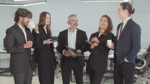 Μια Ομάδα Έμπειρων Επιχειρηματιών Που Στέκονται Στο Γραφείο Και Μιλάνε — Αρχείο Βίντεο