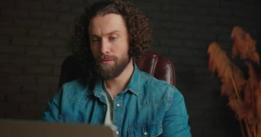 Genç bir programcı meslektaşlarıyla çevrimiçi bir toplantı yapıyor. Freelancer evde çalışıyor. Enerjik arkadaş canlısı öğretmen öğrencilere yeni dersten bahsediyor. Yüksek kalite 4k görüntü