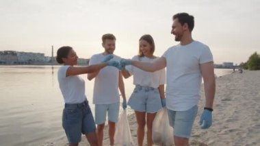 Bir grup çevreci birbirine yumruk atıyor ve yaptıkları işten memnunlar. Plajı plastik ve çöpten temizledikten sonra ortaya çıkan sonuç. Çöp tarafından kirletilmiş bir gezegen konsepti ve