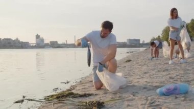 Adam deniz kenarında ölü balık bulmuş. Büyük şirketlerin kirli suyunun sonucu. Kimyasal olarak kirli su. Bir grup çevreci doğadaki çöpleri temizliyor. Yeşil yaşam ve ekoloji kavramı