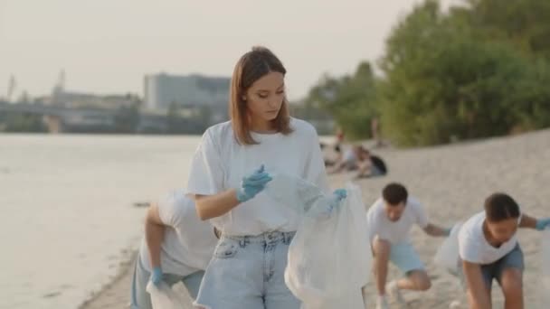 Grupo Eco Ativista Limpa Lixo Praia Jovens Coletando Lixo Saco — Vídeo de Stock