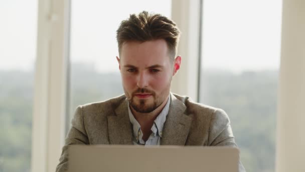 Ofiste Çalışan Yakışıklı Bir Adamı Dizüstü Bilgisayarda Yazan Odaklanmış Genç — Stok video