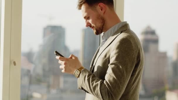Close Homem Mãos Segurando Smartphone Moderno Empresário Andando Enquanto Digita — Vídeo de Stock