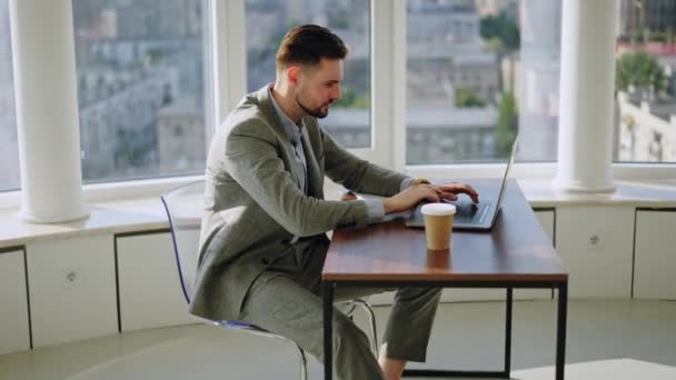 Απασχολημένος Όμορφος Διευθυντής Πίνοντας Καφέ Στη Δουλειά Γραφείου Στο Σύγχρονο — Αρχείο Βίντεο