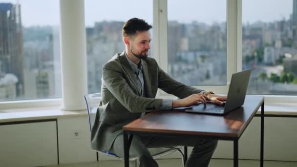 Ofiste Çalışan Genç Bir Adamı Dizüstü Bilgisayara Odaklanmış Genç Bir — Stok video