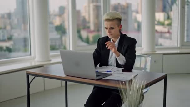 Modern Ofis Güzel Otantik Uzmanının Kısa Beyaz Saçlı Portresi Laptop — Stok video
