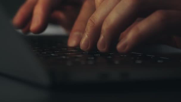 Tiro Perto Pessoa Digitando Teclado Laptop Trabalhando Escrevendo Mails Usando — Vídeo de Stock