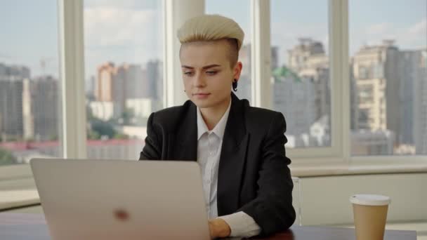 Close Portrét Krásné Autentické Specialista Moderní Kanceláři Krátkými Bílými Vlasy — Stock video
