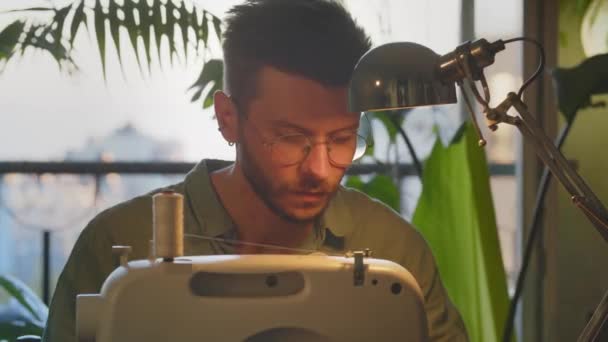 Férfi Ruha Tervező Dolgozik Varrógép Otthonról Fiatal Vállalkozó Elkezd Varrni — Stock videók