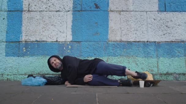 Pobre Sem Abrigo Sentado Chão Dormir Ele Acorda Procura Dinheiro — Vídeo de Stock