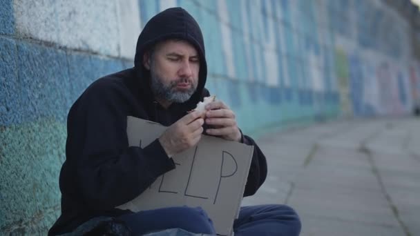 Egy Hajléktalan Fiatalember Földön Városban Egy Segítő Asztallal Szendvicset Eszem — Stock videók