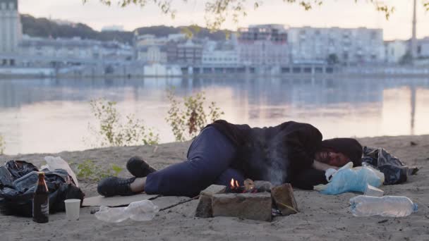 Бездомный Бедный Молодой Человек Сидящий Земле Городском Парке Просыпается Парке — стоковое видео