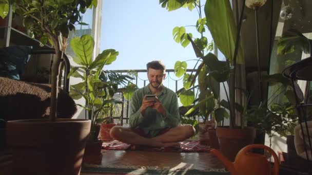 Mladý Hipster Zeleném Tričku Zeleným Telefonem Ruce Píše Zprávu Smartphonu — Stock video