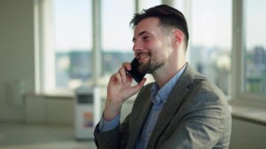 Yetişkin şirket CEO 'su, yönetici, yönetici, yönetici, yönetici, uzman iş adamı masadaki akıllı telefon ekranına bakarak online kontrol veri düzenleyicisi kullanıyor.